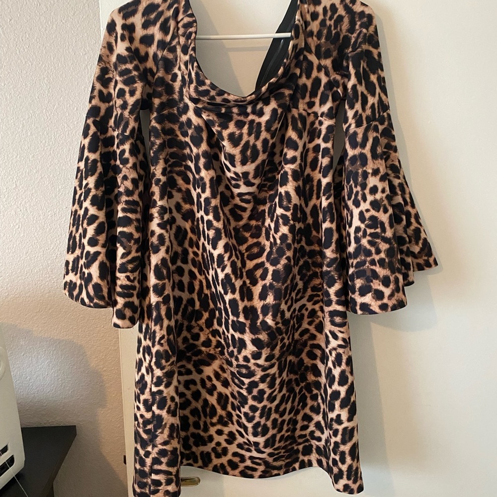 Vince Camuto, L,Chic Leopard Print, off the shoulder Dress with Bell Sleeves